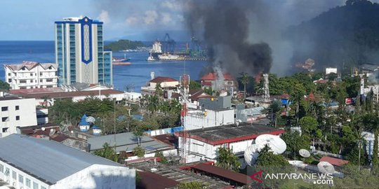 Bermalam di Kantor Gubernur, Massa di Papua Kembali Bergerak & Terus Merusak