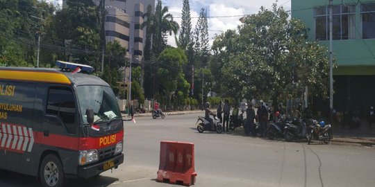 Jayapura Lumpuh, Warga Berjaga Bawa Sajam Periksa Setiap Kendaraan