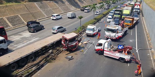 Truk dan Minibus Kecelakaan di Tol TB Simatupang, Lalin Macet