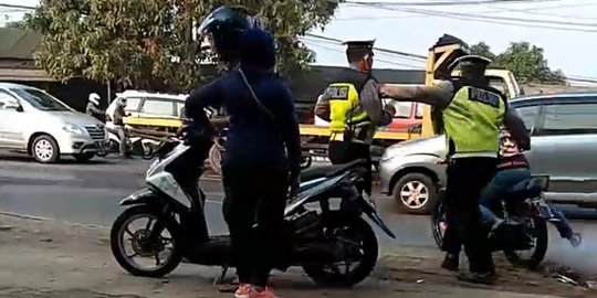 Viral Video Polisi Tendang Pemotor di Tangerang