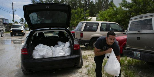 Antisipasi Serangan Badai Dorian, Warga AS Sibuk Berburu Pasir