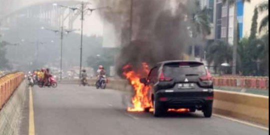 Xpander Berisi 3 Penumpang Termasuk Bayi Terbakar di Pekanbaru