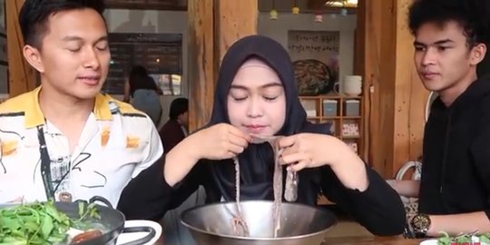 Aksi Makan Gurita Hidup Bikin Heboh, Ria Ricis Minta Maaf