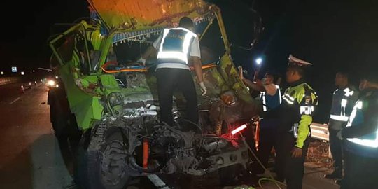 Terjepit Kabin, Sopir Truk Tangki Tewas di Jalan Tol Madiun-Ngawi