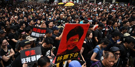 Dibalut Hujan, Demonstran Hong Kong Tetap Jalankan Pawai