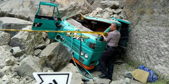 Tebing Batu Longsor Menimpa Truk, Satu Sopir Terjepit di Dalam Kabin