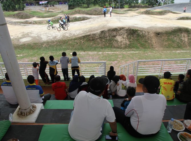 bupati siak alfedri membuka kejuaraan bmx local competition