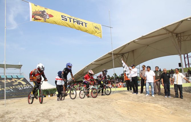 bupati siak alfedri membuka kejuaraan bmx local competition