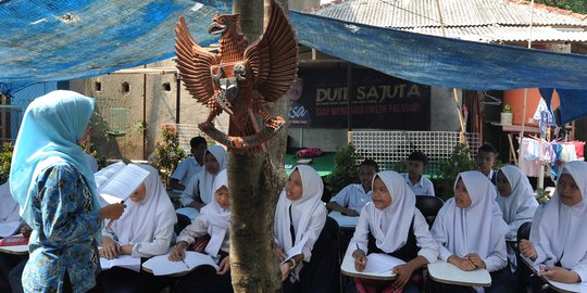 Tak Punya Bangunan, SMP di Bogor Ubah Halaman Rumah Warga Jadi Sekolah