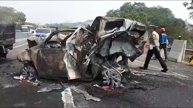 tabrakan beruntun tol cipularang
