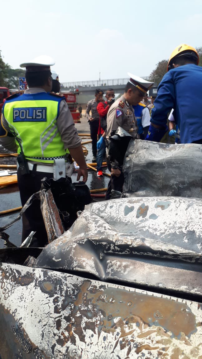 tabrakan beruntun tol cipularang