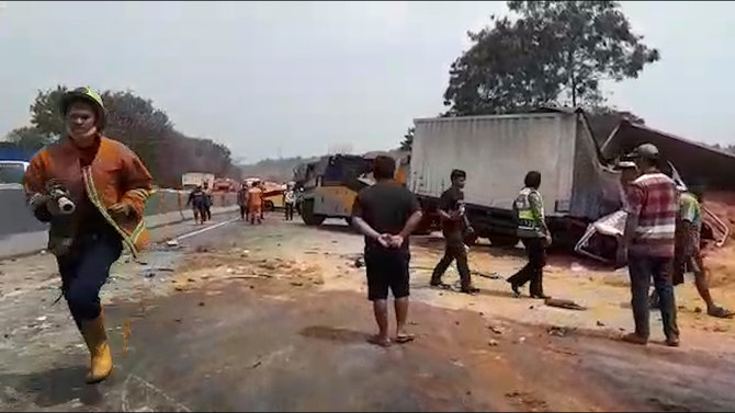 tabrakan beruntun tol cipularang