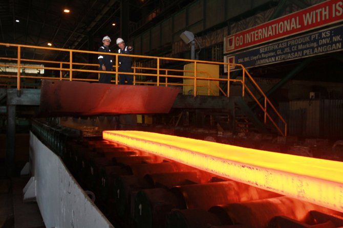 pt ks produksi baja komersial perdana dari hasil blast furnace