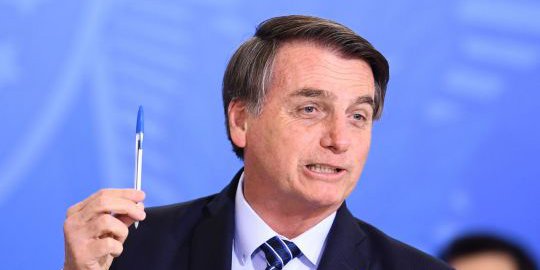 Berselisih dengan Macron, Presiden Brasil Ogah Pakai Pena Buatan Prancis