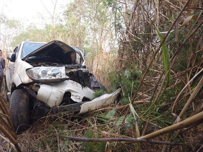 fortuner masuk semak belukar