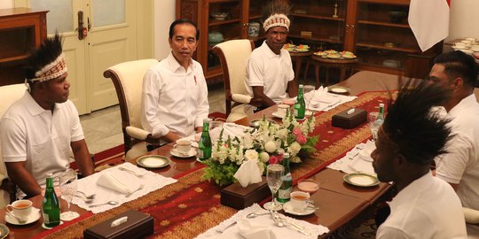 Presiden Jokowi Makan Siang Bersama Warga Nduga dan Yapen