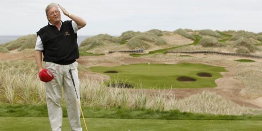 Trump Main Golf Di Saat Badai Dorian Menuju Amerika