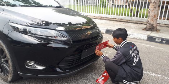 Pasang Pelat Merah, Sopir Harrier di Pekanbaru Ditilang Polisi