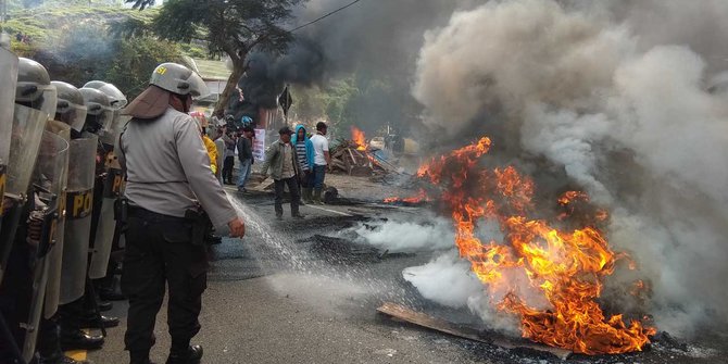 Tolak Rumah Dibongkar Satpol PP, Warga Cisarua Gelar Aksi Bakar Ban