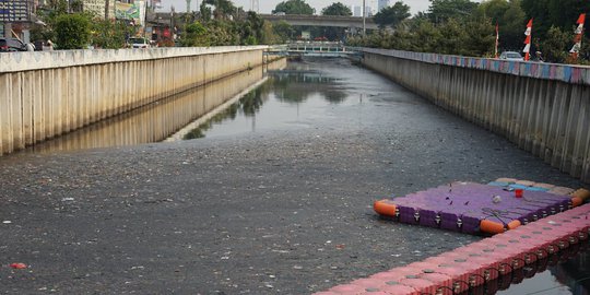 Aliran Kali Item Dipenuhi Sampah