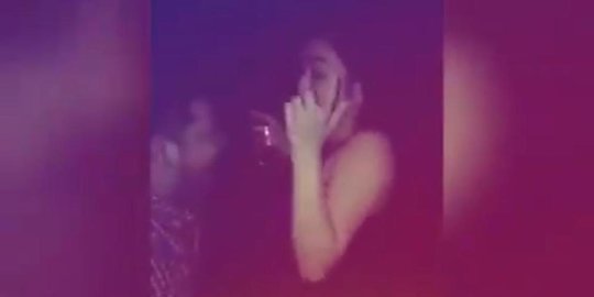 dan pegang segelas minuman rev1