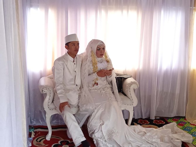 pengantin asal bogor pilih lapak pkl untuk menikah