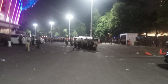 Suporter di GBK Lempari Petugas dengan Botol dan Batu, Polisi Tembakkan Gas Air Mata