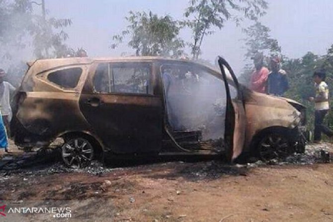 2 mayat hangus dalam mobil terbakar