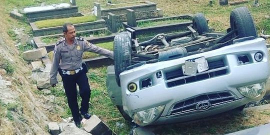 Parkir Terlalu Tinggi, Avanza 'Nyungsep' Timpa Makam di Tanah Kusir