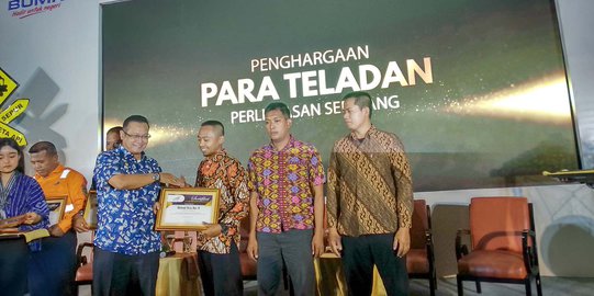 KAI Beri Penghargaan 5 Orang Berjasa Cegah Kecelakaan di Perlintasan Sebidang