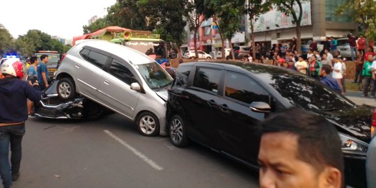 Kecelakaan Beruntun 5 Mobil dan Truk Sampah Terjadi di Bintaro