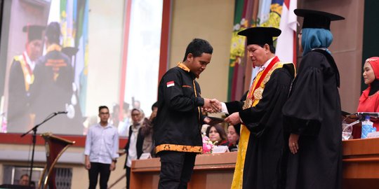 Wisuda USU Penuh Haru saat Kerabat Dua Mahasiswa yang Tewas di Aceh Terima Ijazah