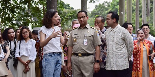 Anies Baswedan Diminta Kaji Ulang Kebijakan PKL Berjualan di Trotoar