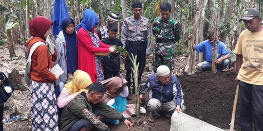 Isak Tangis Keluarga Iringi Pemakaman Raya 'Vina Garut'