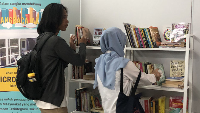 anies luncurkan ruang baca buku di stasiun mrt jakarta
