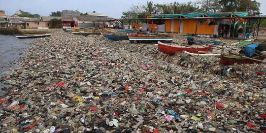 Kondisi Pantai Berselimut Sampah di Lampung