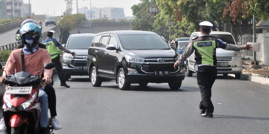 Penindakan Sistem Ganjil Genap di Jalan Salemba Raya