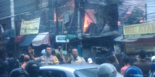 Kebakaran di Potlot Jaksel, Lalin Dialihkan ke Duren Tiga