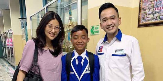 Momen Masuk Sekolah Pertama, Ruben dan Sarwendah Kompak Antar Betrand Peto