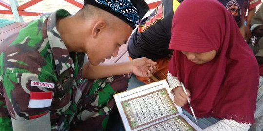 Tidak Hanya Jaga Tapal Batas, Sertu Haris Jadi Guru Ngaji Anak di Perbatasan