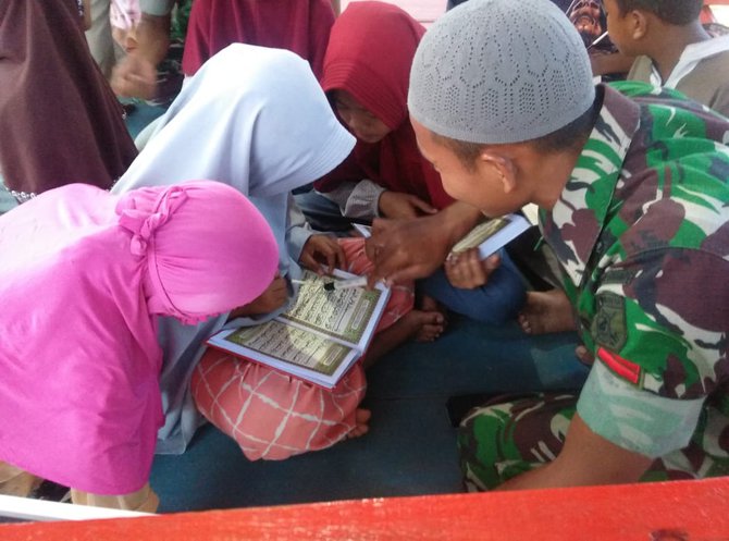 sertu haris mengajar ngaji anak anak di perbatasan