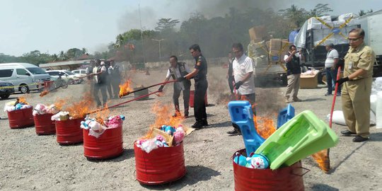 Barang Selundupan Dari China Dibakar Isinya Boneka Doraemon