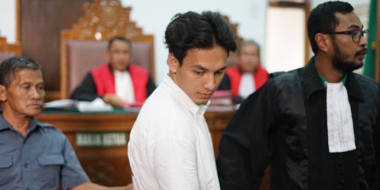 Jefri Nichol Tampak Lesu Jalani Sidang Perdana
