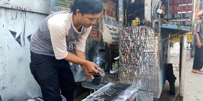 Sistem Ganjil Genap Diperluas, Pedagang Pelat Kendaraan Kebanjiran Orderan