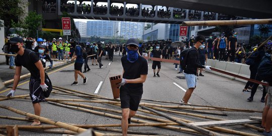 Kisah Hong Kong yang Terbelah, Suami Seorang Polisi dan Istri Jadi Demonstran