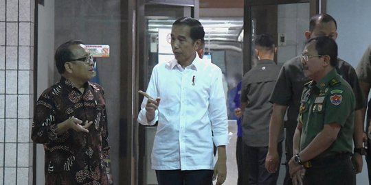 Didampingi Pratikno, Jokowi Jenguk BJ Habibie di RSPAD