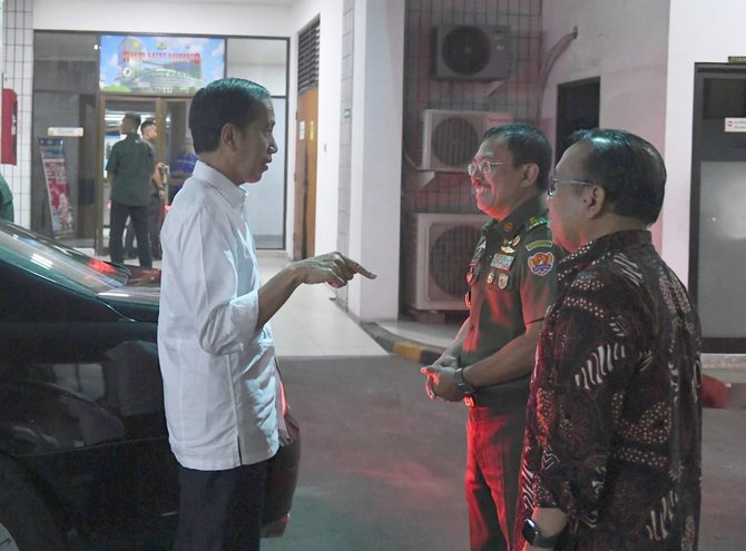jokowi jenguk bj habibie yang di rspad