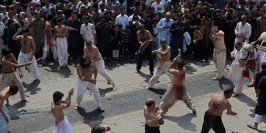 Ritual Berdarah Muslim Syiah Warnai Perayaan Asyura