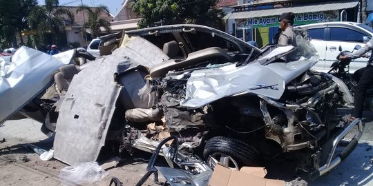 Bus Mira vs Innova di Nganjuk, Bau Alkohol Tercium di Lokasi Kecelakaan