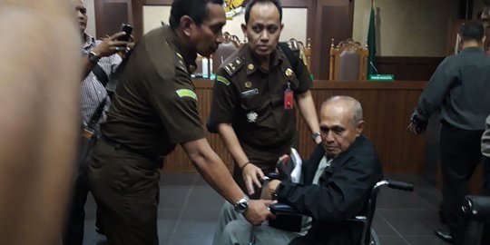 Hadiri Sidang Perdana, Kivlan Zen Pakai Kursi Roda